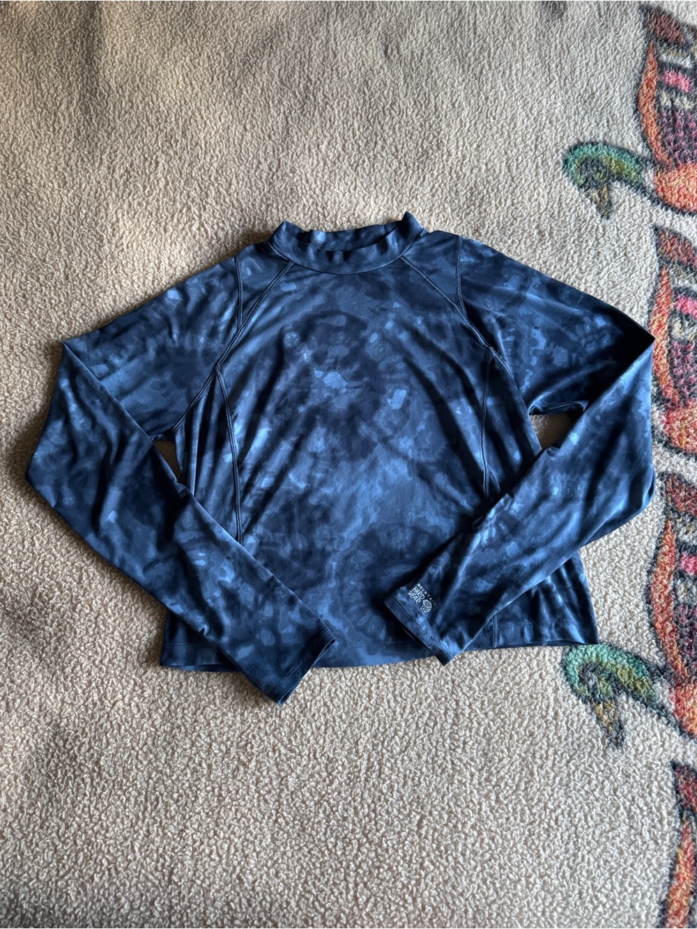 crater lake long sleeved crop - size medium